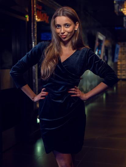 Μαύρο βελουτέ γυναικείο φόρεμα με τις πτυχές Bolf 880