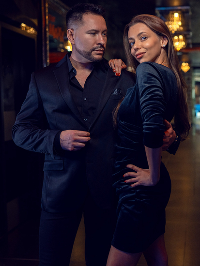 Μαύρο βελουτέ γυναικείο φόρεμα με τις πτυχές Bolf 880