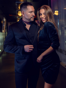 Μαύρο βελουτέ γυναικείο φόρεμα με τις πτυχές Bolf 880