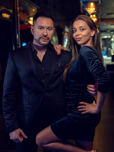 Μαύρο βελουτέ γυναικείο φόρεμα με τις πτυχές Bolf 880