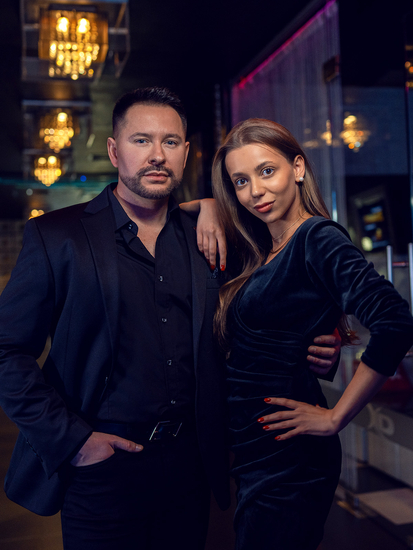 Μαύρο βελουτέ γυναικείο φόρεμα με τις πτυχές Bolf 880